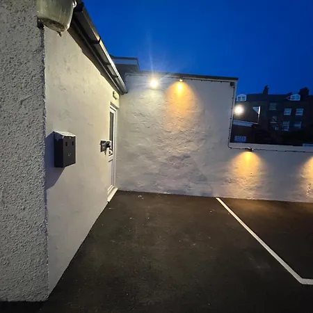 Maxwell View-luxury 2 Bedroom Apartment-free Private Gated Parking On-site Lägenhet