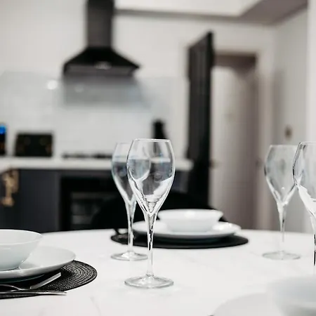 Maxwell View-luxury 2 Bedroom Apartment-free Private Gated Parking On-site Scarborough
