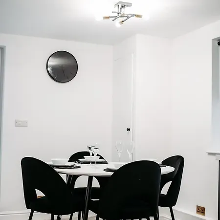 Maxwell View-luxury 2 Bedroom Apartment-free Private Gated Parking On-site * Scarborough