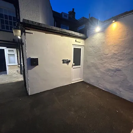 Maxwell View-luxury 2 Bedroom Apartment-free Private Gated Parking On-site *