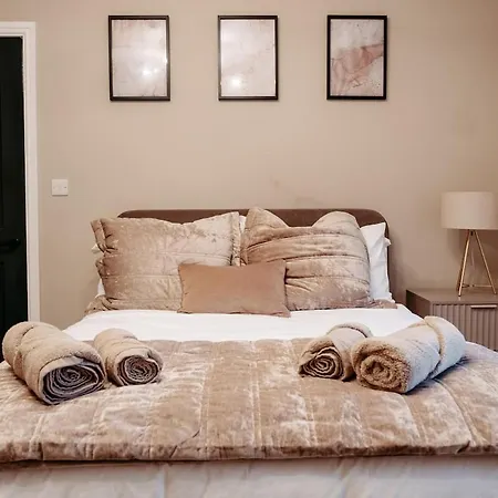 Maxwell View-luxury 2 Bedroom Apartment-free Private Gated Parking On-site * Scarborough