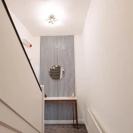 Maxwell View-luxury 2 Bedroom Apartment-free Private Gated Parking On-site Scarborough