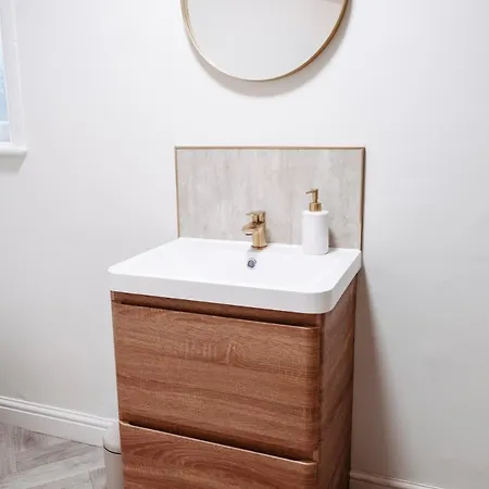 Maxwell View-luxury 2 Bedroom Apartment-free Private Gated Parking On-site Scarborough